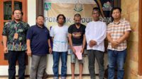 Kajari Batu usai menyerahkan surat penghentian Perkara melalui Restorative Justice. (ist) - Restorative Justice Desa Sidomulyo, Tuntaskan Kasus Beli Barang Hasil Kejahatan