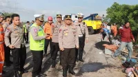 kapolda jateng saat mengecek langsung di lokasi kecelakaan karambol yang menewaskan 6 korban. (jl) - Laka Karambol Maut di Tol Boyolali Renggut 6 Korban, Kapolda Jateng Turun Langsung ke TKP