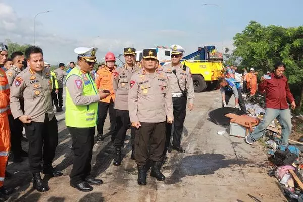 kapolda jateng saat mengecek langsung di lokasi kecelakaan karambol yang menewaskan 6 korban. (jl) - Laka Karambol Maut di Tol Boyolali Renggut 6 Korban, Kapolda Jateng Turun Langsung ke TKP