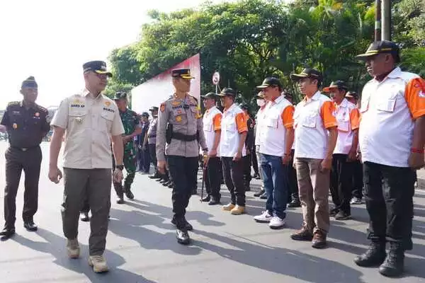 kapolres batu dan pj wali kota batu memeriksa personel pengamanan lebaran kota batu 2023. (ist) - Pemkot dan Polres Batu Sepakat Wujudkan Mudik Aman dan Berkesan
