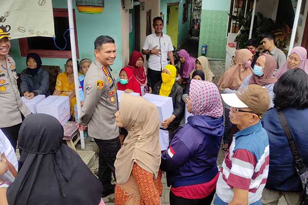 Kapolresta Malang Kota, Kombes Pol. Budi Hermanto, berdialog bersama warga. (rhd) - Kapolresta Makota Bagikan Bantuan pada Warga Bantaran Rel KA
