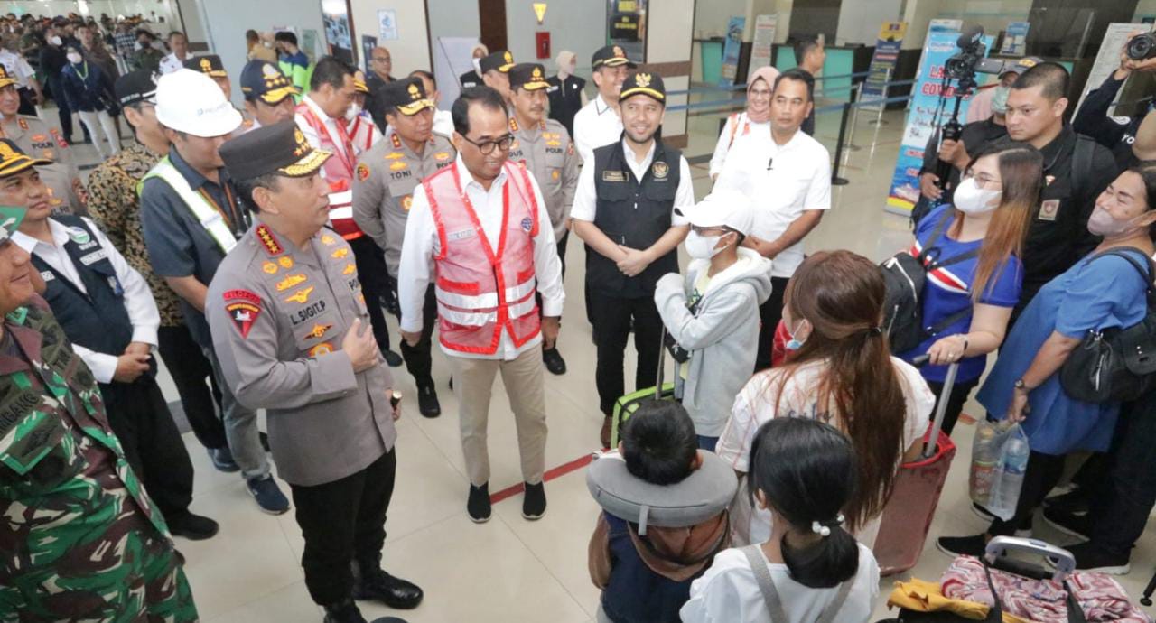 Kapolri Tinjau Arus Mudik Lebaran di Pelabuhan dan Bandara Juanda