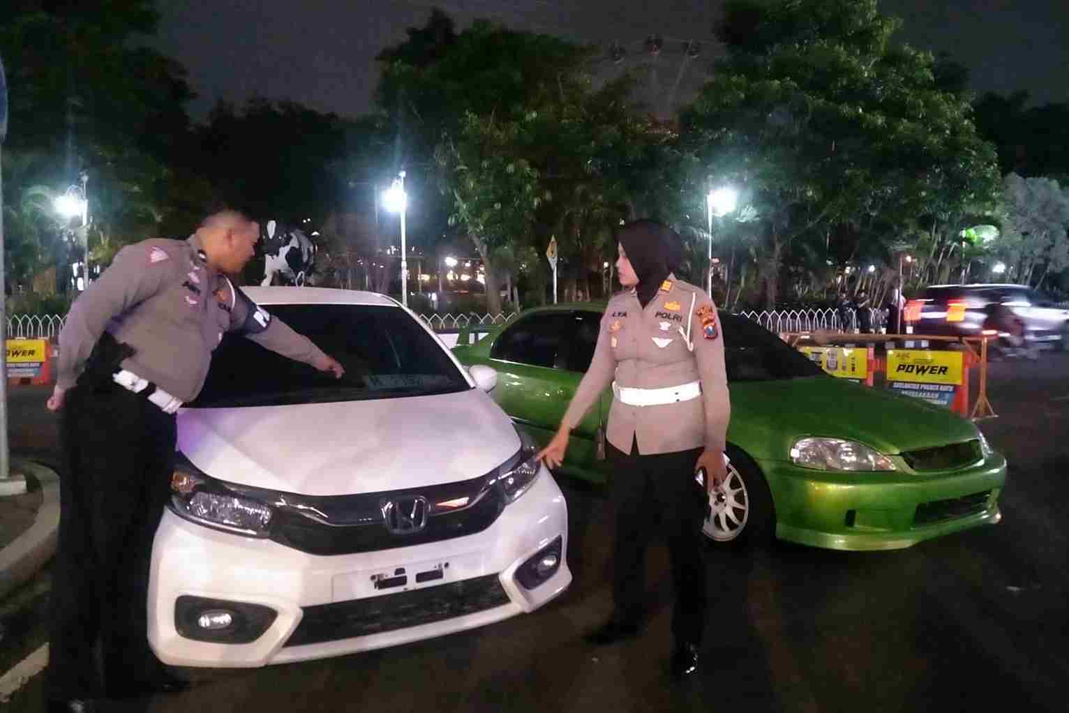 kasat lantas polres batu akp lya menunjukkan 2 mobil yang terlibat balapan liar