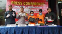 kedua pelaku saat diamankan di mapolsek jambangan