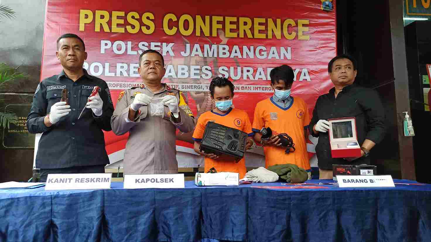 kedua pelaku saat diamankan di mapolsek jambangan