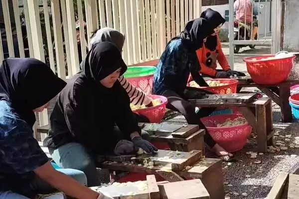 kegiatan ibu ibu tenaga perbantuan produksi keripik aneka buah khas batu. (ist) - Pesanan membludak, Produsen Keripik Buah Tambah Tenaga Kerja Perbantuan