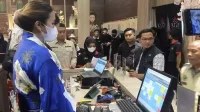 kepala bapenda, handi priyanto, saat sidak di salah satu resto di kota malang, sabtu (842023) malam. (jup) - Diduga Kuat Curangi E-Tax, Sejumlah Resto Disanksi Denda