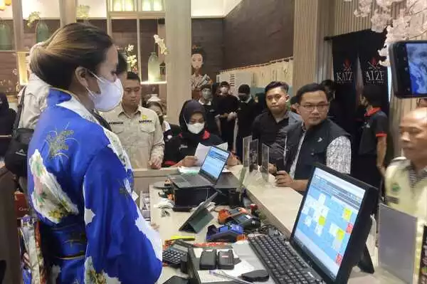 kepala bapenda, handi priyanto, saat sidak di salah satu resto di kota malang, sabtu (842023) malam. (jup) - Diduga Kuat Curangi E-Tax, Sejumlah Resto Disanksi Denda