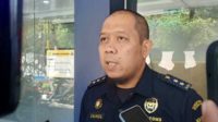 Kepala Seksi Kepatuhan Internal dan Penyuluhan Bea Cukai Madura (BCM), Zainul Arifin saat memberikan keterangan di depan kantor BCM di Pamekasan. (udi) - Bea Cukai Madura Baru Tetapkan Sopir sebagai Tersangka Peredaran Rokok Ilegal