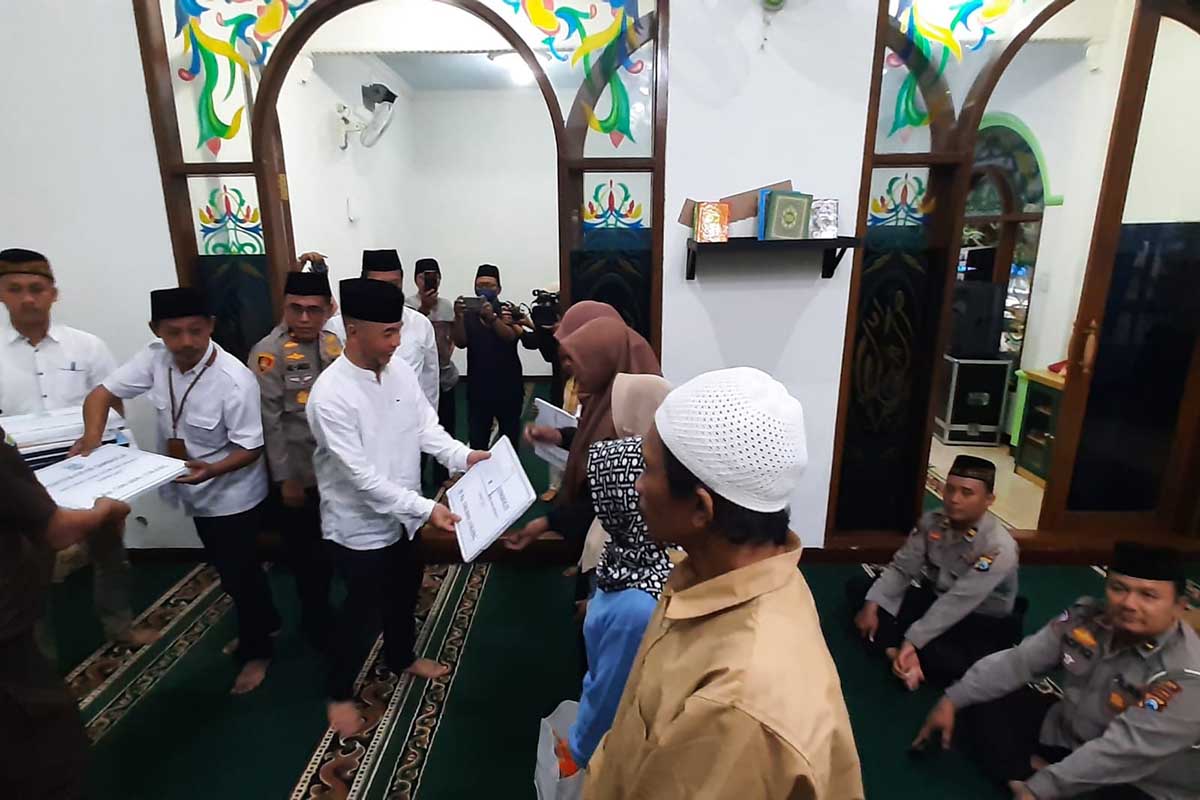 Ketua DPRD Kota Batu Asmadi turut menyerahkan bantuan kepada perwakilan penerima. (dik) - Pesan Safari Ramadan Hari Keenam Pemkot Batu di Masjid Roudotul Amni