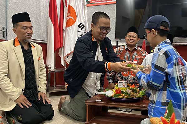 Ketua Fraksi PKS DPRD Kota Malang memberikan santunan anak yatim. (ist) - Milad ke-21, DPD PKS Kota Malang Bukber dan Santuni Anak Yatim