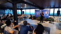 Ketua Umum Gekrafs, Kawendra Lukistian memberikan paparan kepada Pengurus Gekrafs se Malang Raya. (dik) - Gekrafs Batu Siap Bawa Produk UMKM Batu Tampil di Shofie Bulgaria