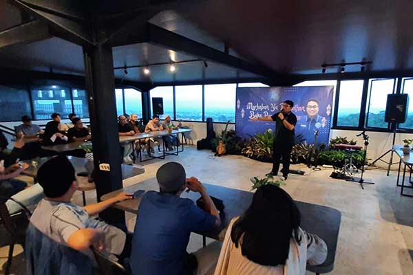 Ketua Umum Gekrafs, Kawendra Lukistian memberikan paparan kepada Pengurus Gekrafs se Malang Raya. (dik) - Gekrafs Batu Siap Bawa Produk UMKM Batu Tampil di Shofie Bulgaria