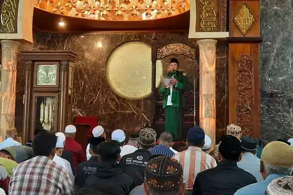 khotbah sholat gerhana oleh bendahara falakiyah pcnu batu, gus yusuf. (dik) - Ratusan Jamaah Masjid Annur Batu Laksanakan Salat Gerhana