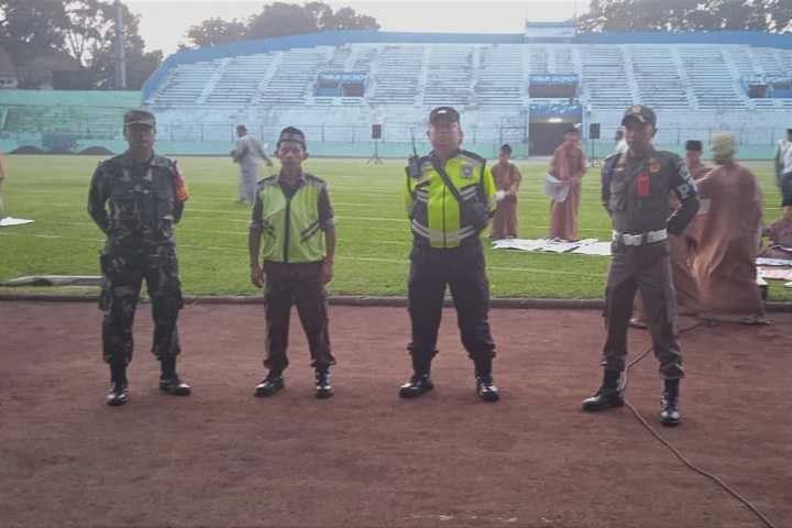 kodim 0833 kerahkan personel amankan salat idulfitri 1444 h (2)