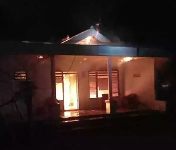 kondisi rumah subairi saat di lalap si jago merah. (udi) - Ditinggal Pergi ke Luar Kota, Rumah Warga Desa Laden Terbakar