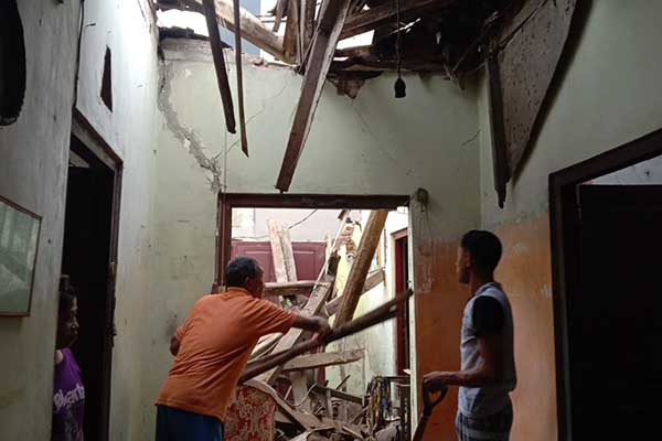 Kondisi rumah warga yang diterjang hujan dan angin kencang. (ist) - Atap Rumah Warga Ambruk Diterjang Hujan Deras Disertai Angin