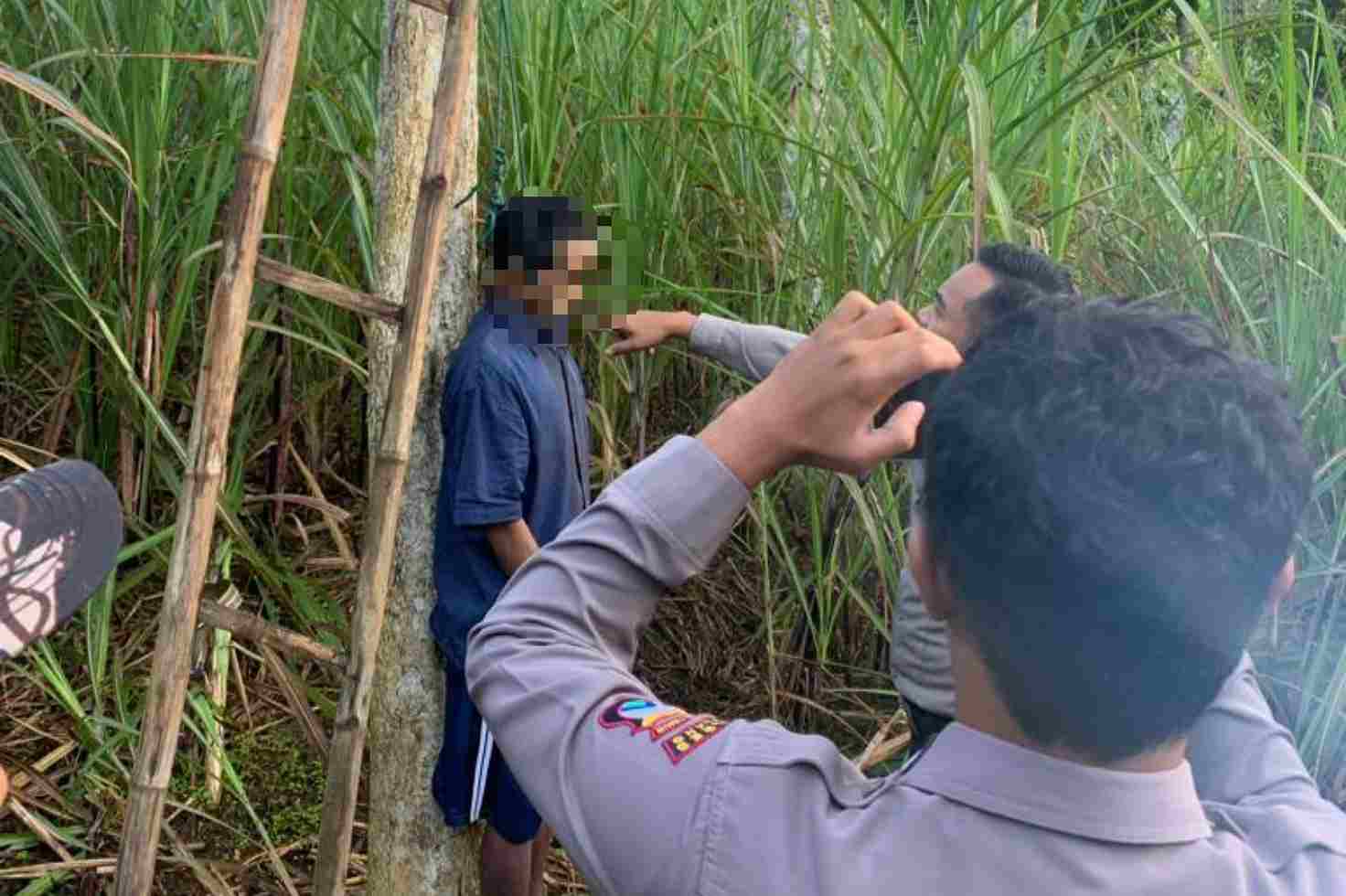 korban saat ditemukan tewas dengan cara gantung diri di pohon sengon belakang rumahnya