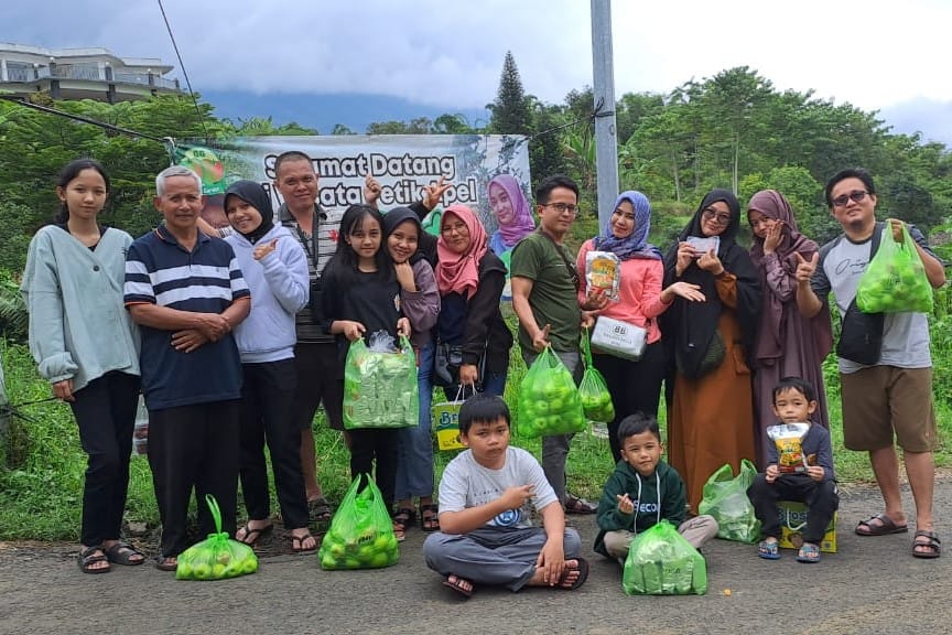 Kunjungan Wisata Petik Apel di Batu yang meningkat pada libur Lebaran tahun ini. (ist) - Berkah Lebaran, Wisata Petik Apel Green Garden Batu Ramai Pengunjung