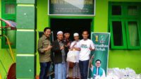LPP DPC PKB Kota Malang membagikan secara simbolis melalui MWC NU. (rhd) - LPP DPC PKB Kota Malang Berbagi 1.000 Paket Sembako