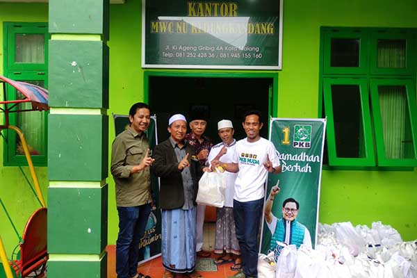 LPP DPC PKB Kota Malang membagikan secara simbolis melalui MWC NU. (rhd) - LPP DPC PKB Kota Malang Berbagi 1.000 Paket Sembako