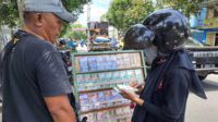 Martono saat melayani penukaran uang. (ist) - Jasa Penukaran Uang Sudah Menjamur di Awal Bulan Puasa
