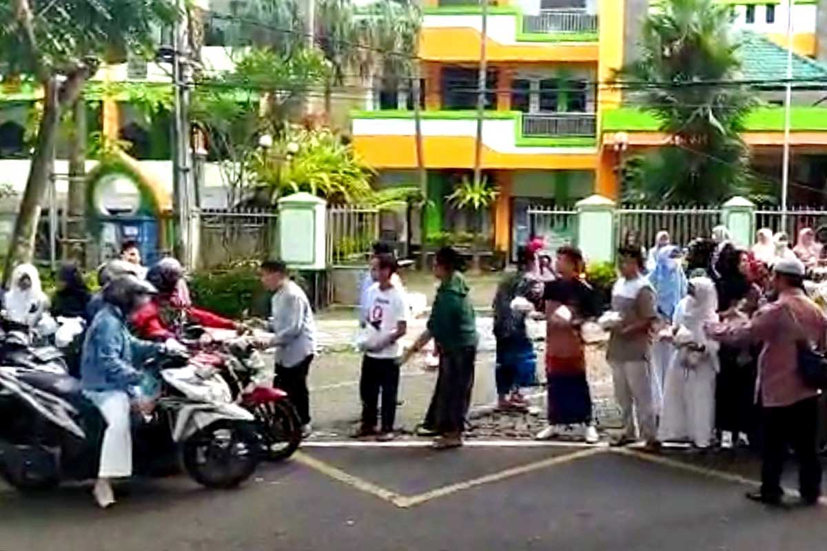 Matsanewa Berbagi dengan membagikan takjil bagi pengguna jalan yang melintas. (ist) - Beragam Agenda Semarakkan Ramadan MTsN 1 Kota Malang