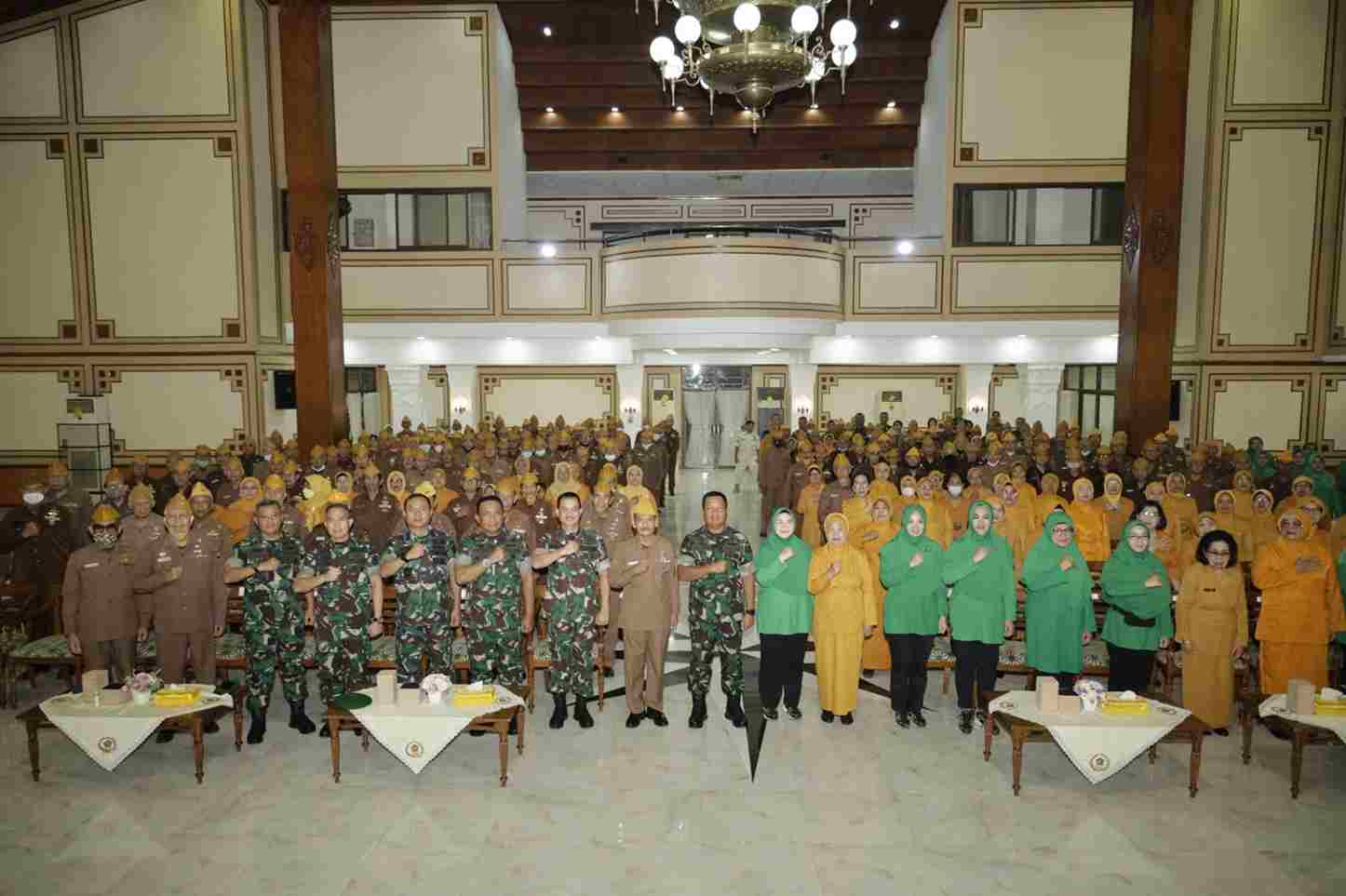 mayjen tni farid makruf ertemu para serdadu sepuh
