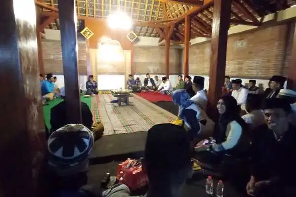 mengulas sejarah ki ageng gribig di pendopo setempat. (jup) - Jajaran Pemkot Malang Sowan ke Makam Ki Ageng Gribik di HUT ke-109 Kota Malang