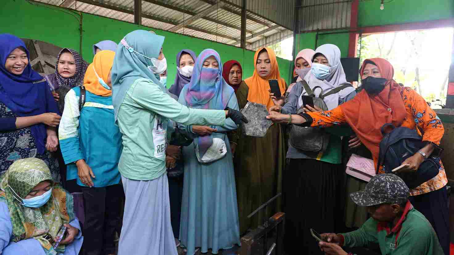 olah limbah plastik jadi eco paving block di tpa banjarsari bojonegoro