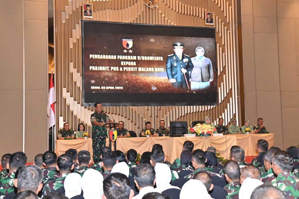 Pangdam V/Brawijaya, Mayjen TNI Farid Makruf MA, memberikan pengarahan kepada prajuritnya. (ist) - Pangdam V/Brawijaya Safari Ramadan, Tekankan Sinergisitas Stakeholder Malang Raya