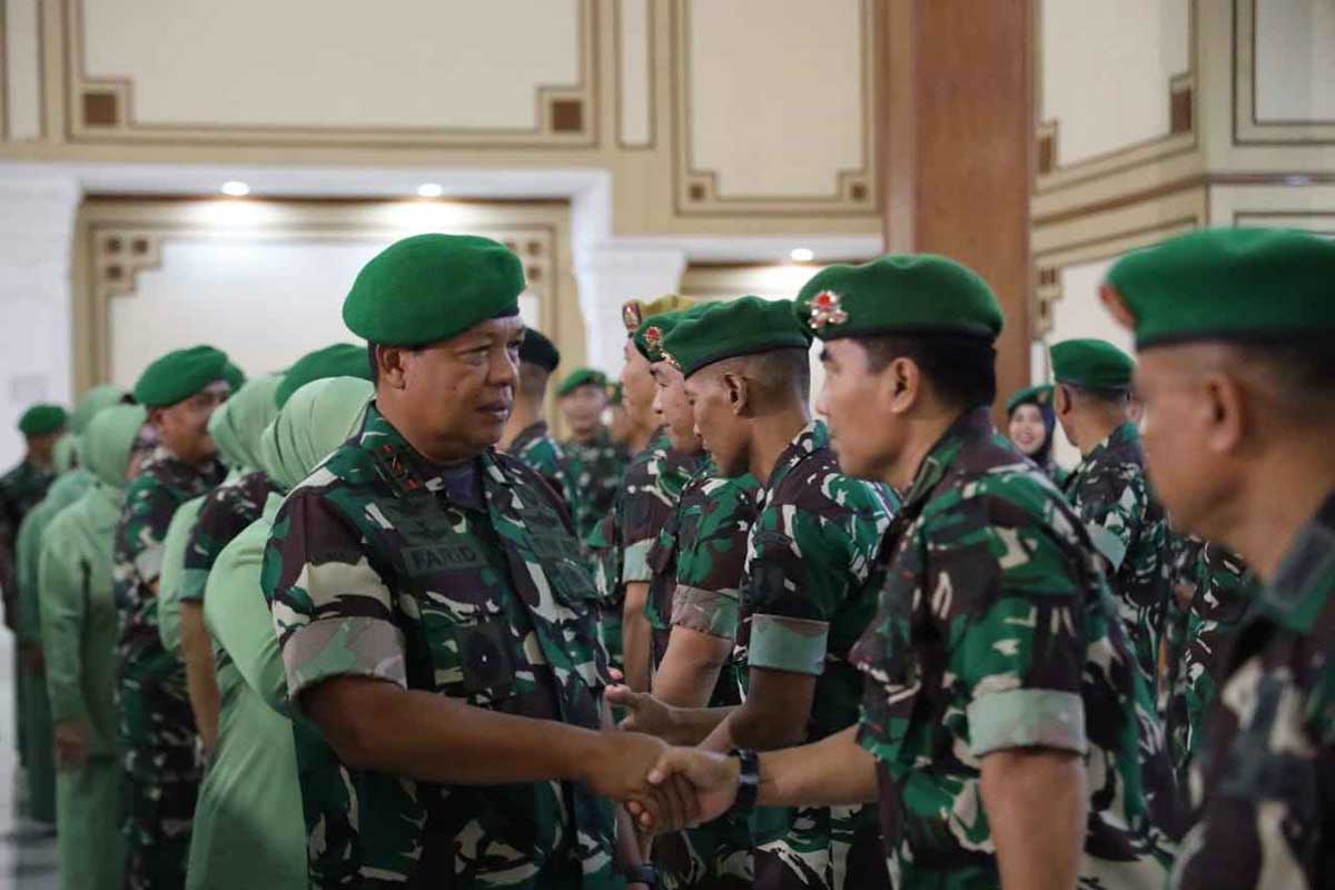 Pangdam V Brawijaya Mayjen TNI Farid Makruf memberi selamat kepada personel yang naik pangkat - 825 Prajurit Kodam Brawijaya Naik Pangkat