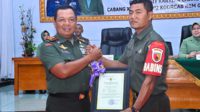 Pangdam V/Brawijaya, Mayjen TNI Farid Makruf memberikan penghargaan kepada Sersan Sudarsono. (ist) - Di Kodim Ponorogo, Pangdam Brawijaya Apresiasi Keberhasilan Sersan Sudarsono