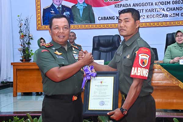 Pangdam V/Brawijaya, Mayjen TNI Farid Makruf memberikan penghargaan kepada Sersan Sudarsono. (ist) - Di Kodim Ponorogo, Pangdam Brawijaya Apresiasi Keberhasilan Sersan Sudarsono