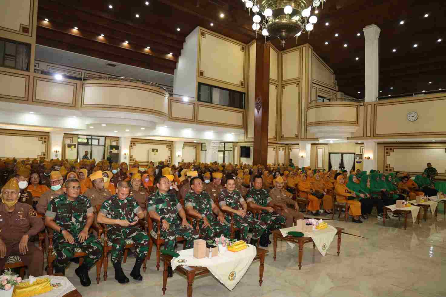 pangdam v brawijaya mayjen tni farid makruf menggelar silaturahmi dengan para veteran warakawuri dan beberapa elemen masyarakat