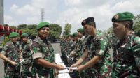 Pangdam V/Brawijaya Mayjen TNI Farid Makruf saat membagikan bingkisan sembako menjelang lebaran - Bingkisan Lebaran dari Pangdam V/Brawijaya Untuk Prajurit