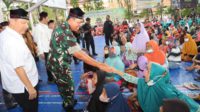 SALURKAN SEMBAKO: Pangdam V/Brawijaya, Mayjen TNI Farid Makruf saat menyalurkan bantuan sembako kepada kaum dhuafa dan yatim piatu di Masjid Cheng Hoo, Surabaya - Pangdam Brawijaya Ciptakan Suasana Persaudaraan di Masjid Cheng Hoo