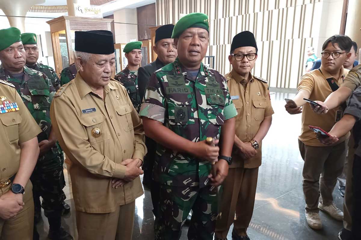 Pangdam V/Brawijaya, bersama jajarannya dan Forkopimda Malang Raya menjawab pertanyaan awak media. (rhd) - Pangdam V/Brawijaya Safari Ramadan, Tekankan Sinergisitas Stakeholder Malang Raya