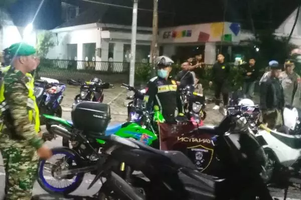 patroli gabungan balap liar dan knalpot brong, amankan puluhan joki dan sepeda motor. (ist) - Patroli Gabungan Balap Liar dan Knalpot Brong, Amankan Puluhan Joki dan Sepeda Motor