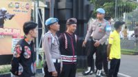 Pecalang dan Perwakilan umat Nasrani berbaur bersama Petugas yang mengamankan Salat Idul Fitri di Mapolres Batu. (ist) - Pecalang dan Umat Nasrani Bantu Amankan Salat Ied di Mapolres Batu