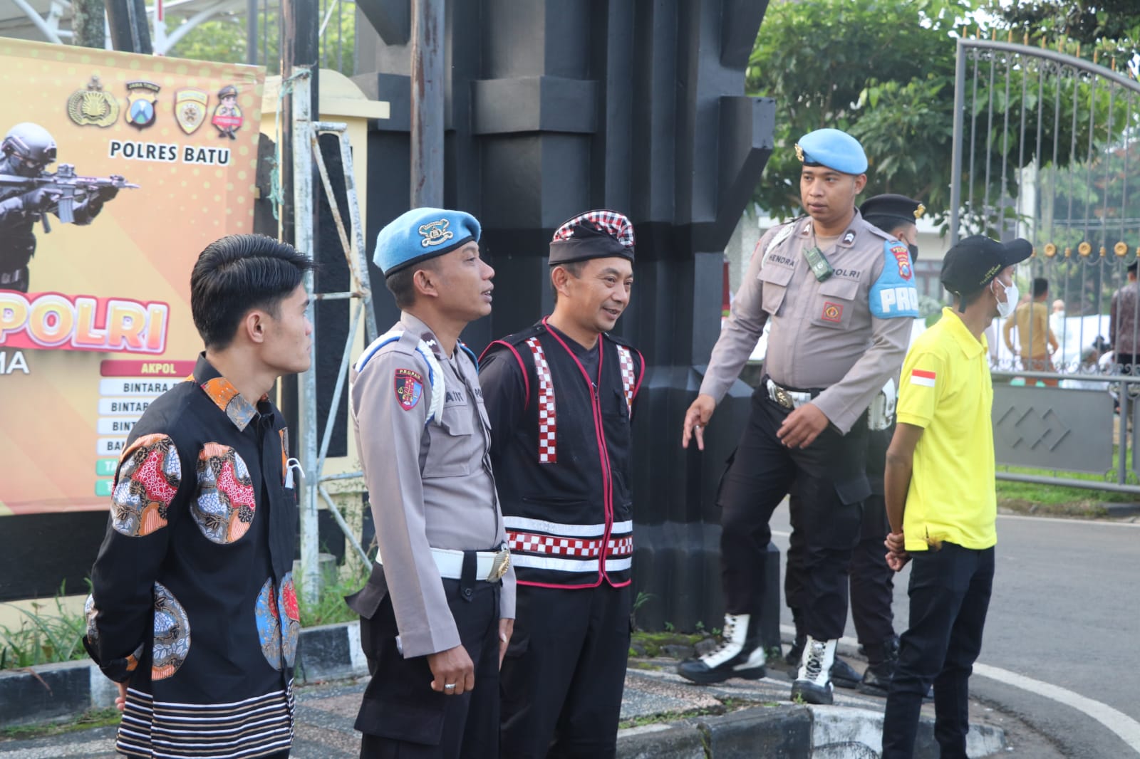 Pecalang dan Perwakilan umat Nasrani berbaur bersama Petugas yang mengamankan Salat Idul Fitri di Mapolres Batu. (ist) - Pecalang dan Umat Nasrani Bantu Amankan Salat Ied di Mapolres Batu