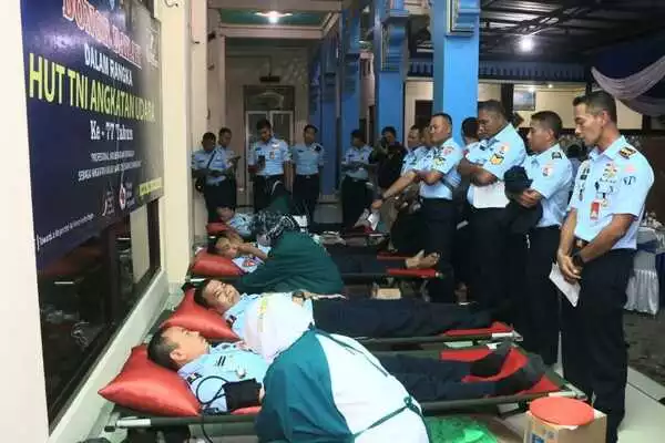 pelaksanaan donor darah dalam rangkaian peringatan hut ke 77 tni au (ist) - Jelang HUT Ke- 77 TNI AU, Lanud Abdulrachman Saleh Gelar Donor Darah