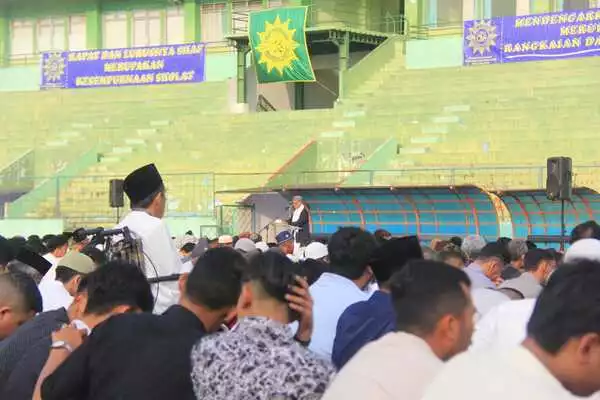 pelaksanaan rangkaian salat idulfitri 1444 hijriah di stadion gajayana. (jup) - Ribuan Jamaah Muhammadiyah Tunaikan Salat Idulfitri 1444 H di Stadion Gajayana