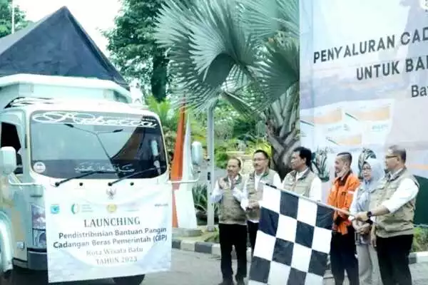 pelepasan cadangan beras pemerintah oleh pj wali kota batu. (ist) - Salurkan Cadangan Beras, Pj Wali Kota Batu : Jangan Ada Kebocoran!