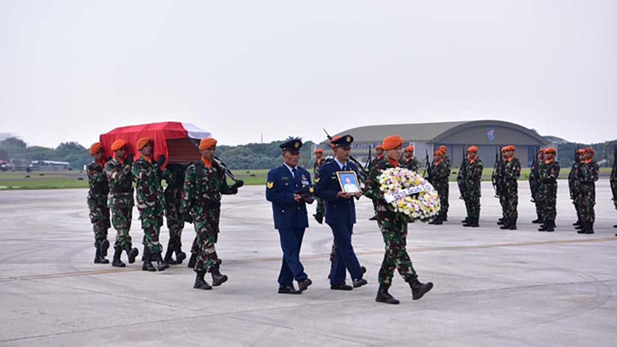 Pemakaman TNI AU korban kecelakaan terjun payung. (ist) - Kronologi Prajurit Kecelakaan Terjun Payung Saat Gladi HUT ke-77 TNI AU
