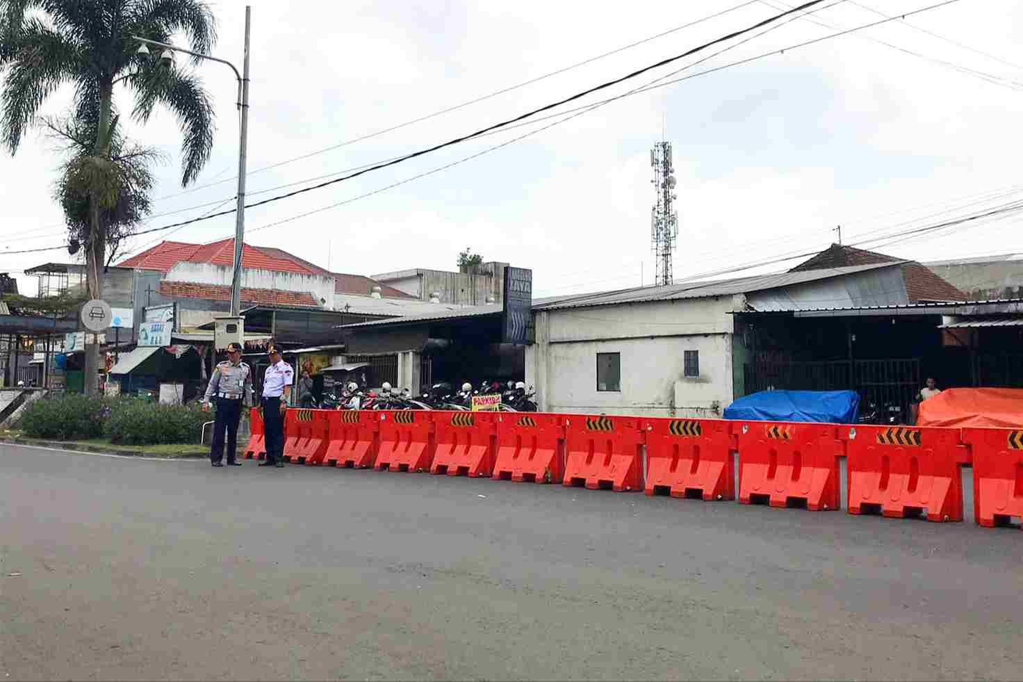 pemasangan barrier guna mencegah penurunan penumpang tidak pada tempatnya