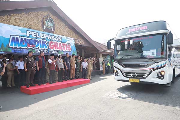 Pemberangkatan mudik gratis oleh Bupati Malang HM Sanusi - Ratusan Warga Manfaatkan Mudik Gratis Kabupaten Malang