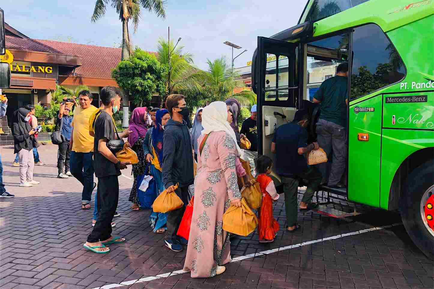 pemberangkatan para pemudik yang mengikuti program balik gratis polres malang