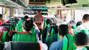 pemberangkatan para pemudik yang mengikuti program balik gratis oleh kapolres malang 1