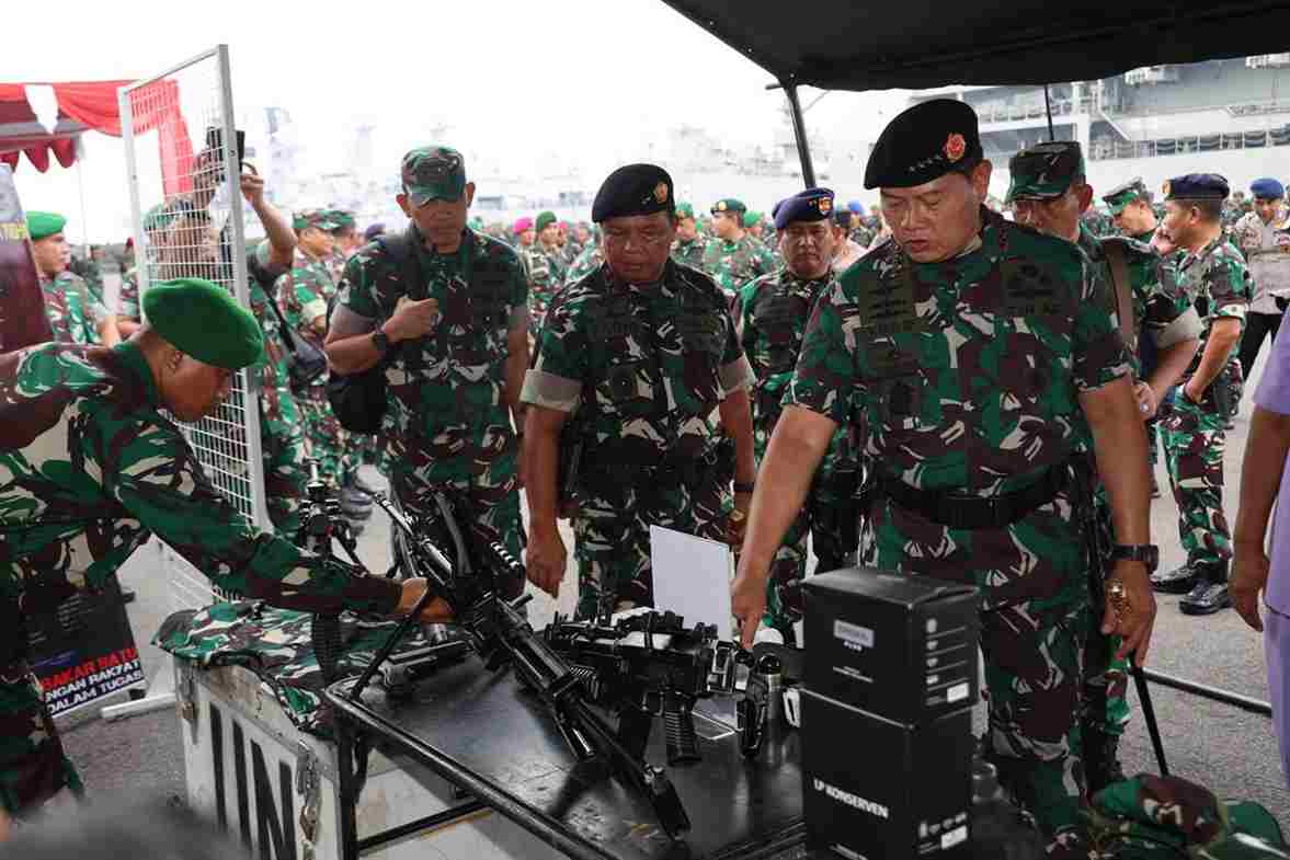 pemeriksaan peralatan pasukan yonif 527 by yang dikirim tugas operasi ke wilayah perbatasan ri png di papua